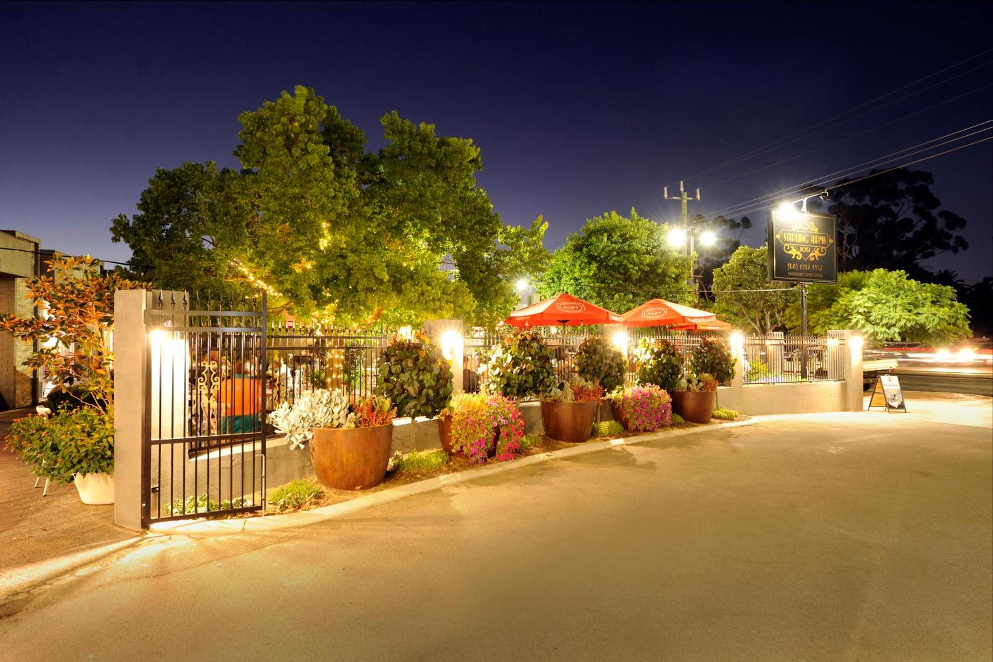 The Stirling Arms Hotel Perth Bagian luar foto
